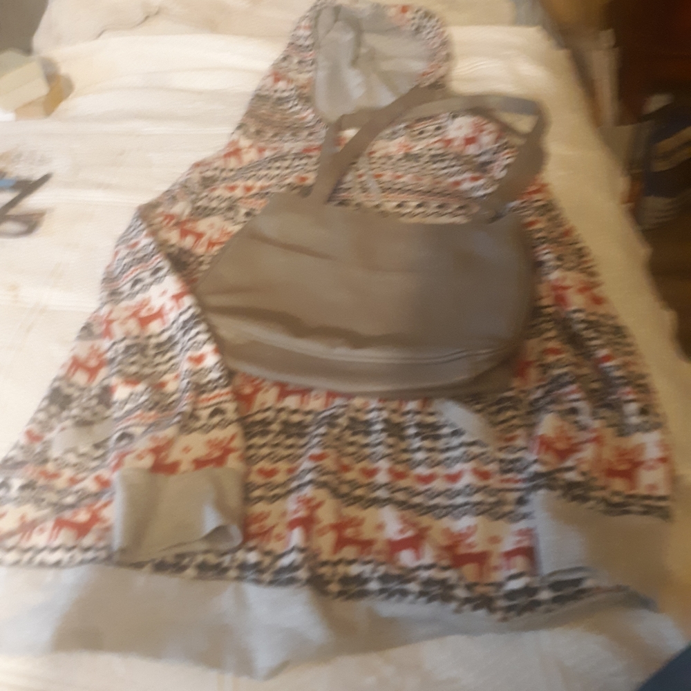 Longsleeve sweater and grey purse